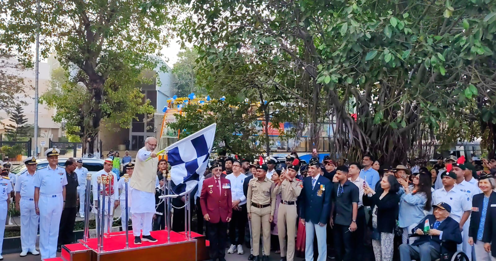 ५०० हून अधिक माजी सैनिकांनी Marine Drive वर Veterans’ Day परेडमध्ये भाग घेतला|