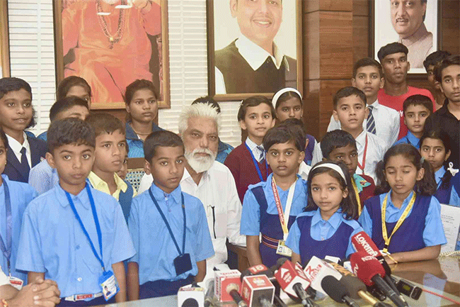 विद्यार्थ्यांच्या सर्वांगीण विकासाच्या दृष्टीने नाविण्यपूर्ण उपक्रम राबवा – मंत्री दादाजी भुसे|